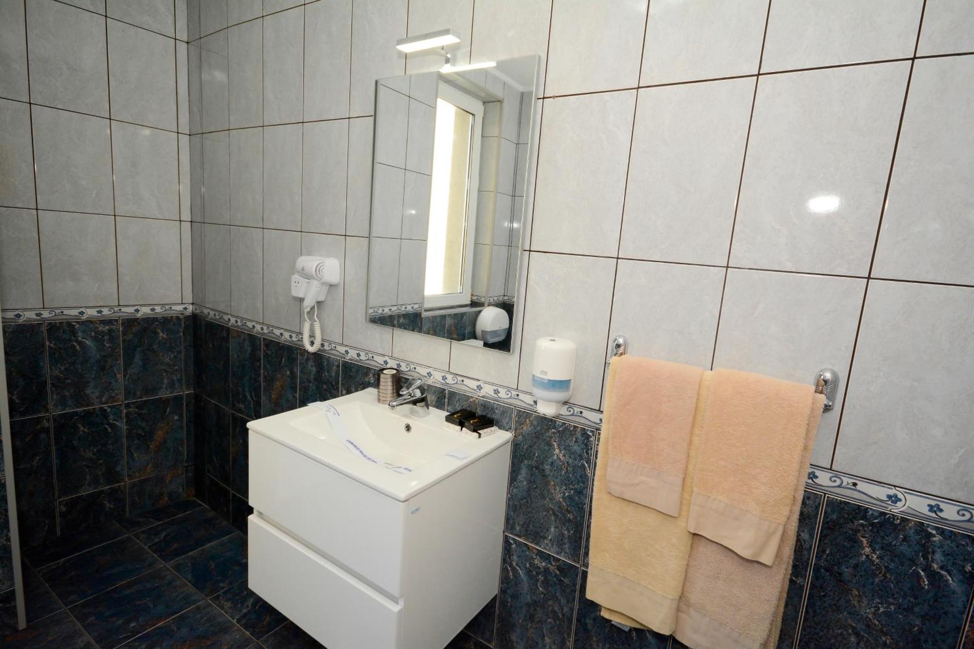 Hotel Andre'S Craiova Ngoại thất bức ảnh