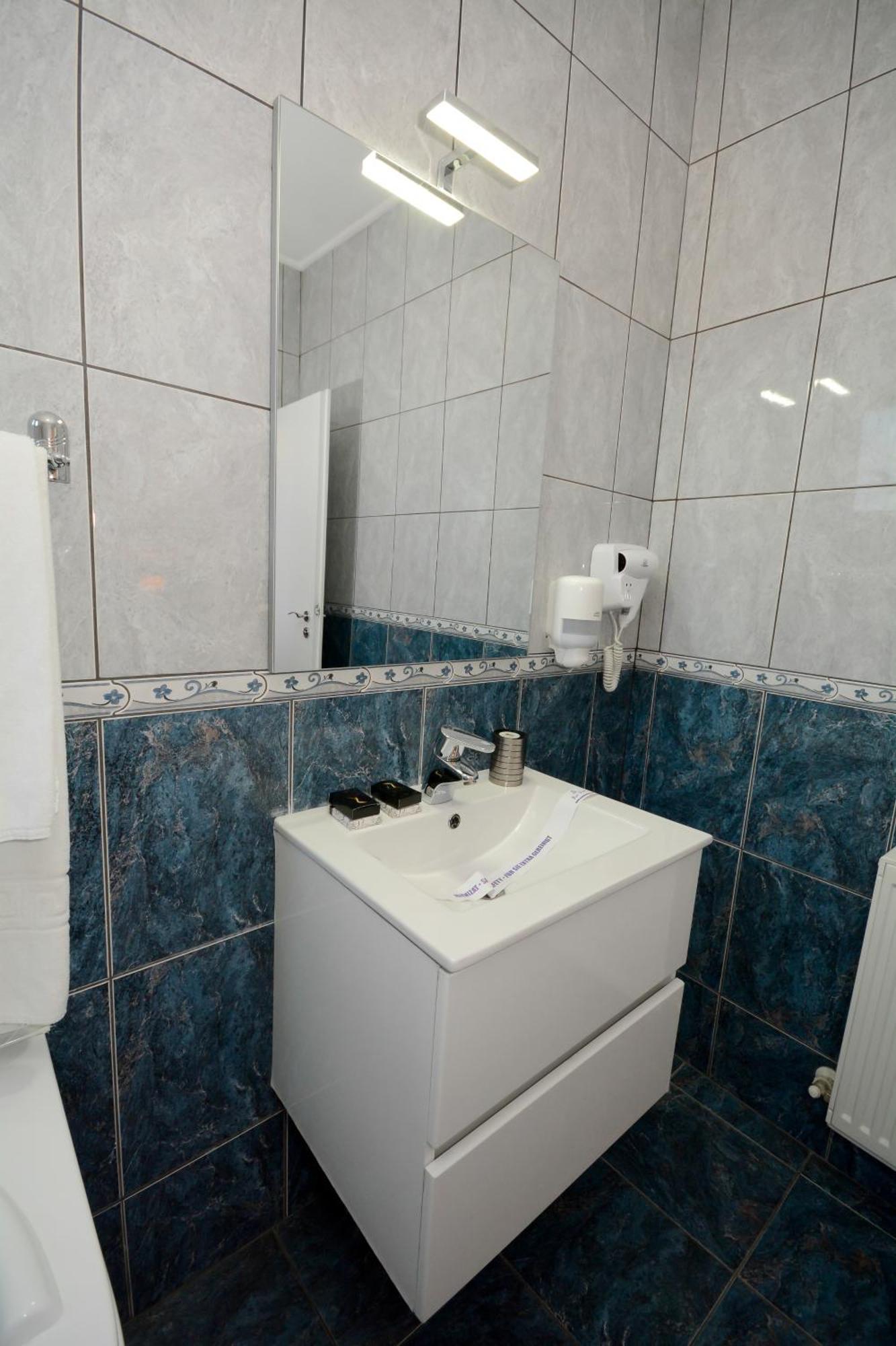 Hotel Andre'S Craiova Ngoại thất bức ảnh