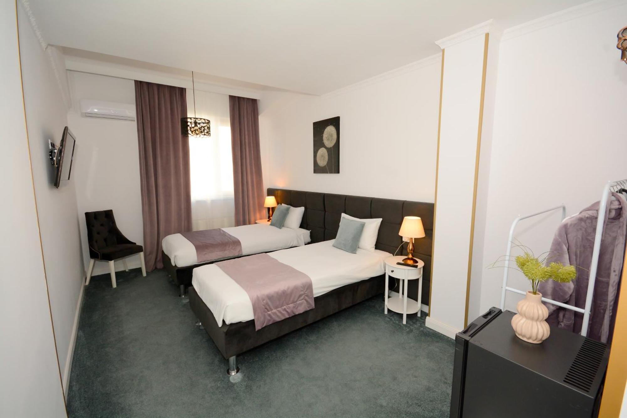 Hotel Andre'S Craiova Ngoại thất bức ảnh