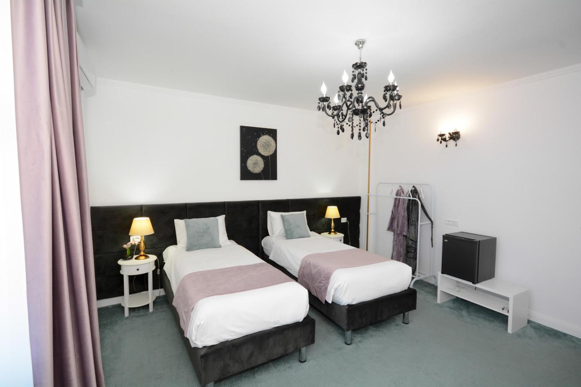 Hotel Andre'S Craiova Ngoại thất bức ảnh